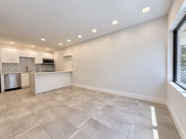 Foto del edificio - 551 NE 26th St