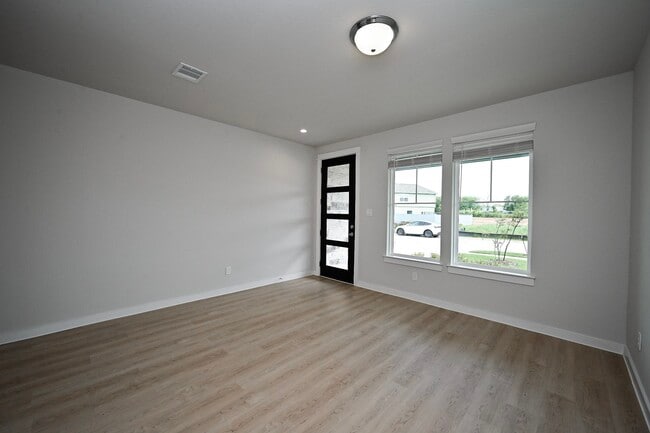 Foto del edificio - 33019 School Hl Rd