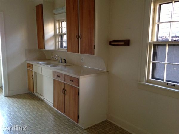 Building Photo - 711 Forest St