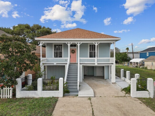 Building Photo - 1118 Avenue K Down