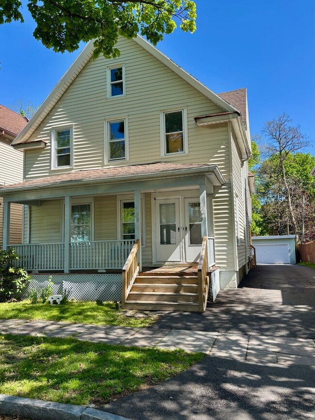Building Photo - 140 Benton St