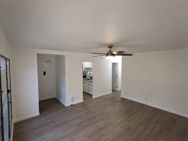 Building Photo - 2 Bedroom 1 Bath Townhouse w/ 1 Parking Stall.