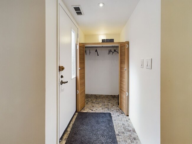 Building Photo - Bright 1 bed 1 bath, private patio, FREE c...