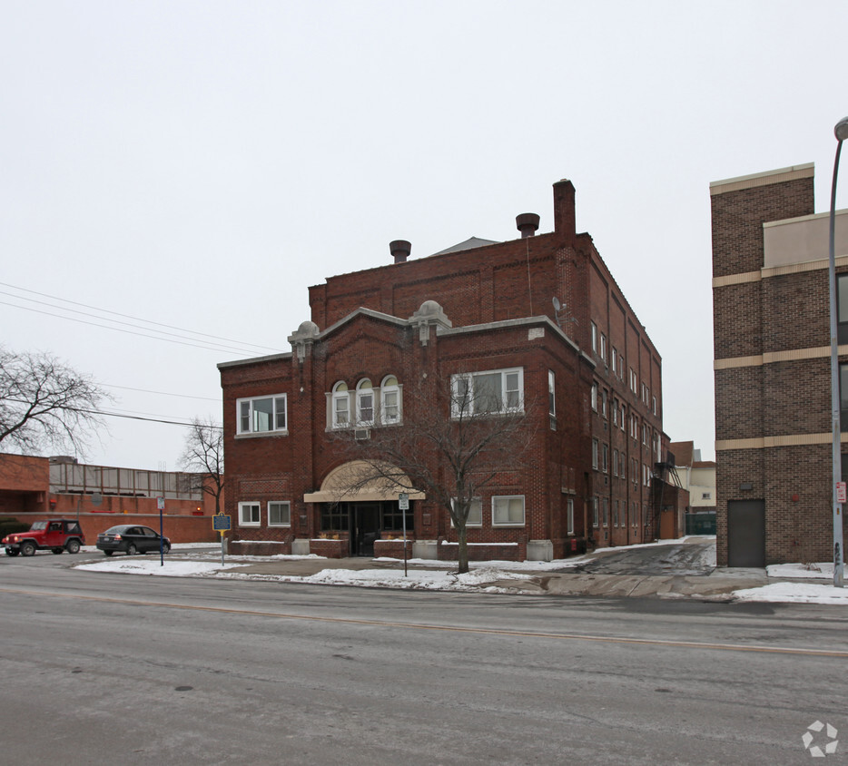 Building Photo - 404 Main St