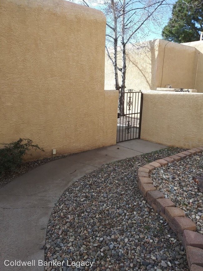 Foto del edificio - 2 br, 1 bath House - 10287 Las Casitas Ct NE