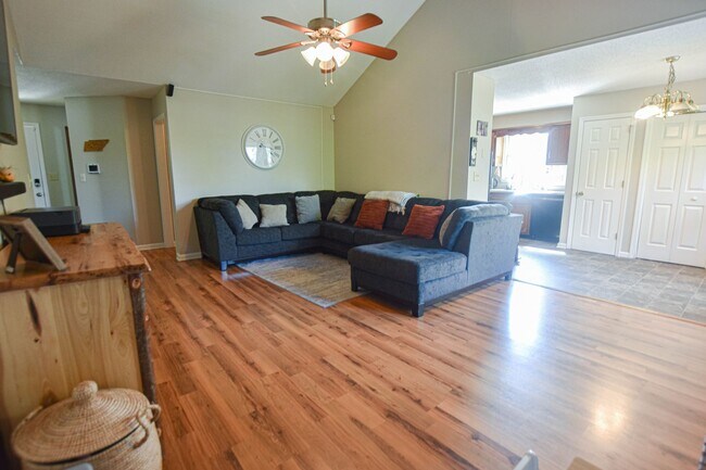 Building Photo - Pet Friendly Three Bedroom!