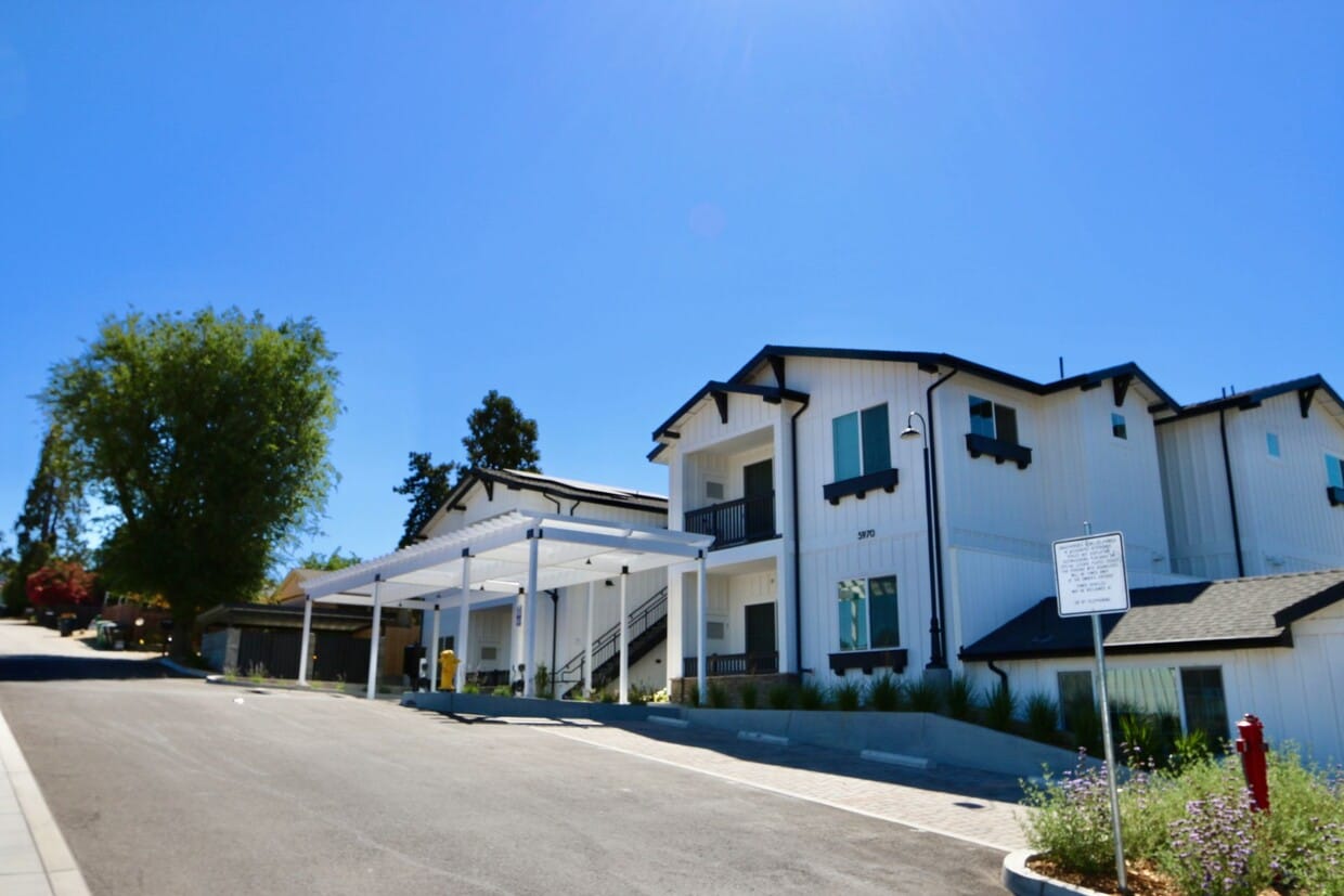 Building Photo - Emerald Court Apartments