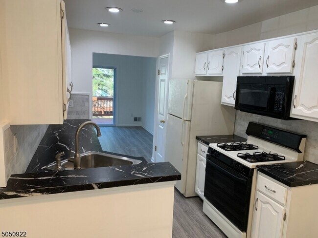 Foto del edificio - 252 Laurel Ct