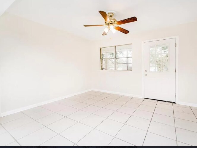 Building Photo - 305 Cardinal Dr