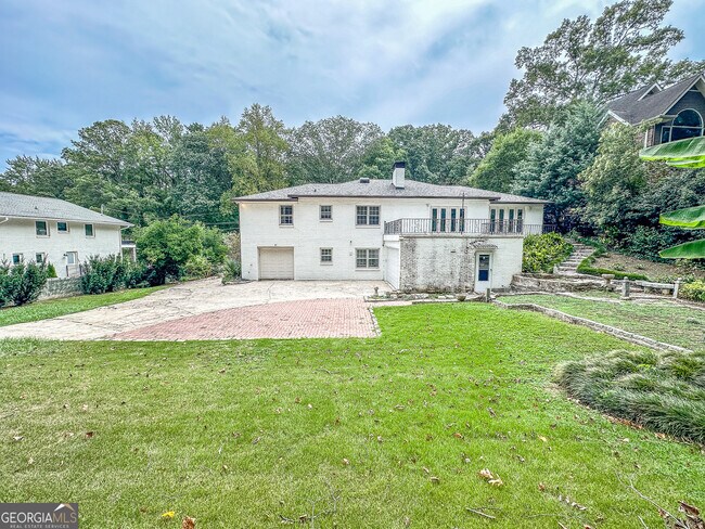 Building Photo - 2079 Street De Ville