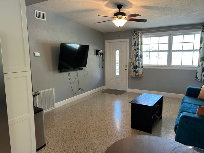 Sala de estar - 5698 Pershing St NE