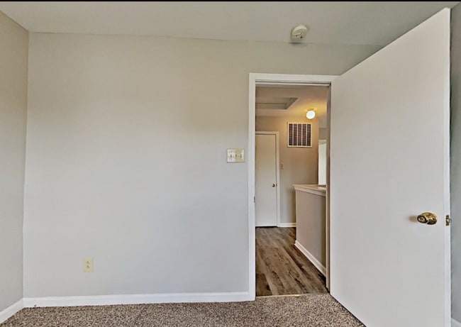 Building Photo - 905 Littleton Dr