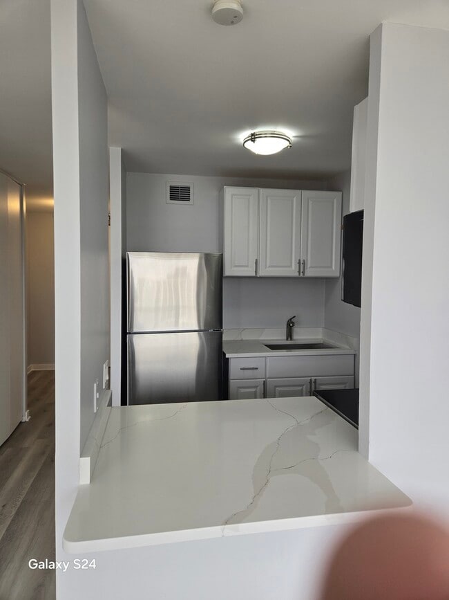 Building Photo - 4343 N Clarendon Ave