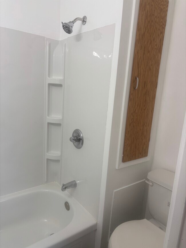 Baño - 125 N Broad St