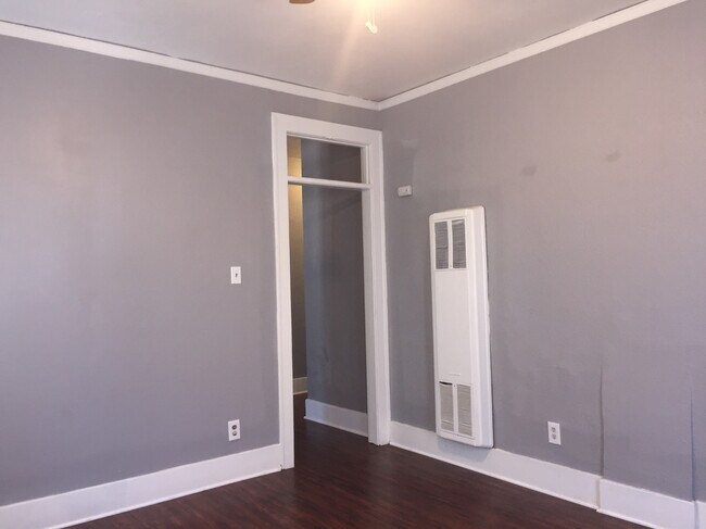 Building Photo - 1009 Stanley Ave