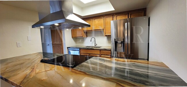 Building Photo - Beautifully remodeled huge 2 bedroom 2 bat...