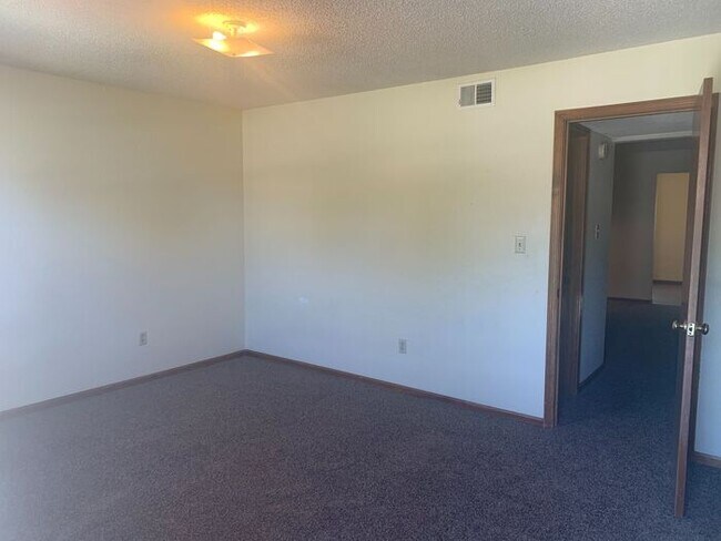 Foto del edificio - BRAND NEW carpet, come check me out!