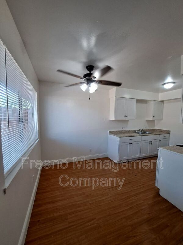 Foto del edificio - 3243 E. Clinton Ave