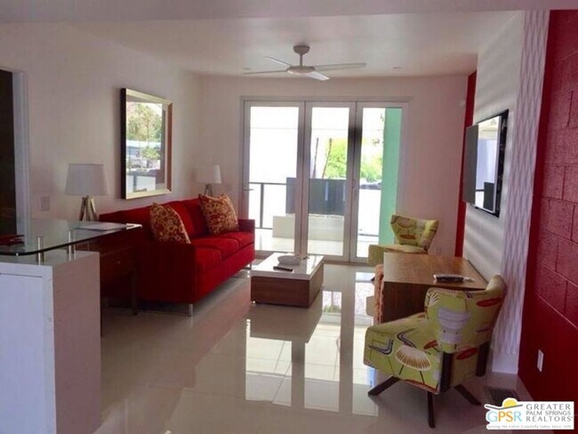 Foto del edificio - 562 S Indian Canyon Dr