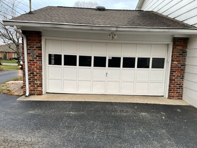 Building Photo - West Knoxville 37923 - 4 bedroom, 3.5 bath...