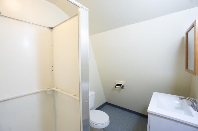 Building Photo - Avail. 6/1/26 Charming Efficiency-One Bloc...