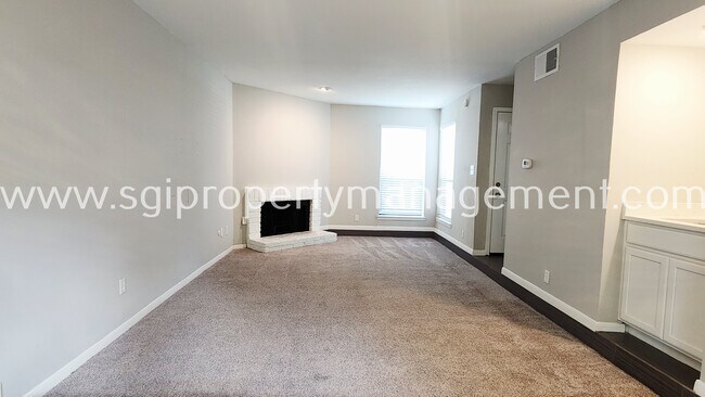 Foto del edificio - 6646 E Lovers Ln