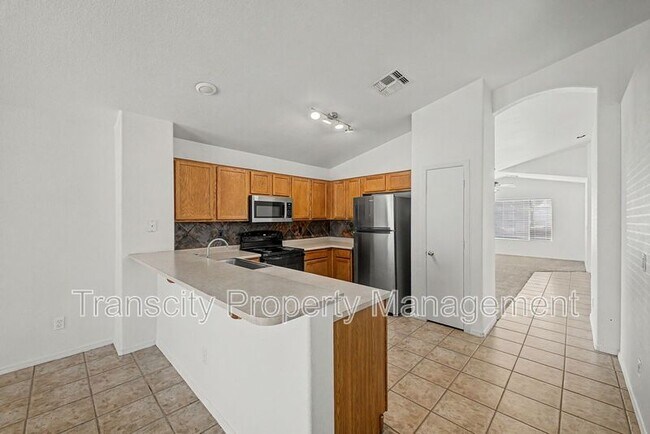 Building Photo - 932 W 19th Ave
