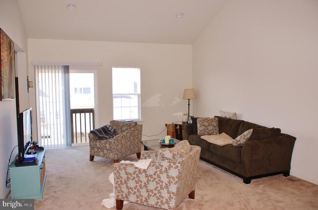 Building Photo - 2108 Hanford Way