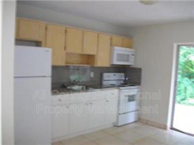 Building Photo - 2023 SW 29th Ave