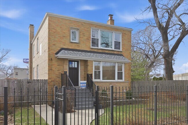 Building Photo - 3018 N Whipple St