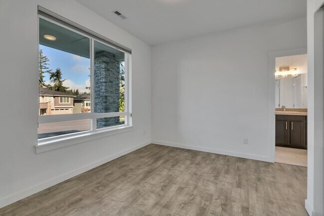 Building Photo - Stunning 5 Bedroom Home with Guest Suite, Modern Kitchen & Fenced Yard