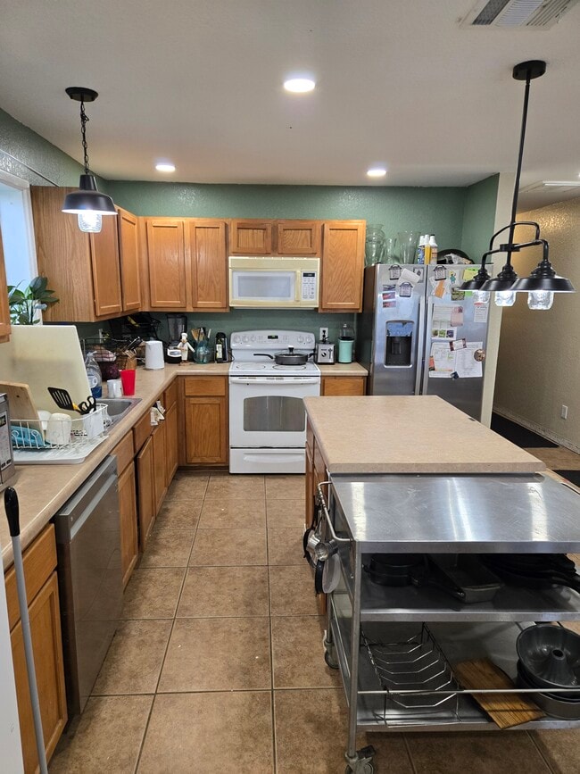 Uso completo de la cocina - 5935 Bronco Way