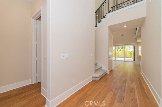 Building Photo - 60 Ray