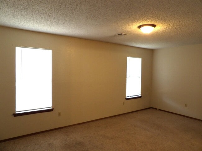 Building Photo - 813 SW Chaucer Dr