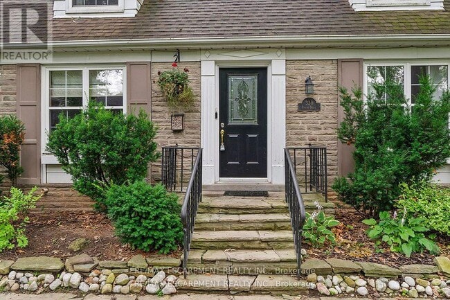 Building Photo - 330 Poplar Dr