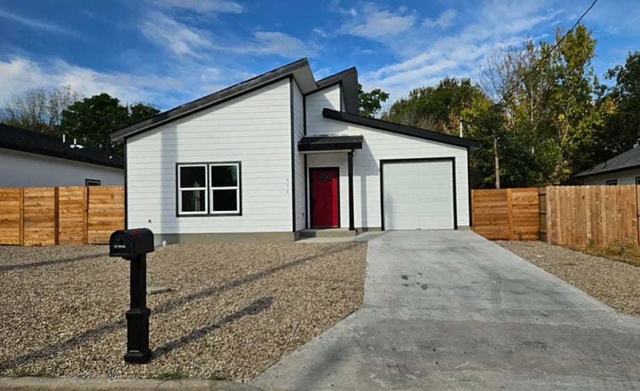 Primary Photo - 513 Sabine St