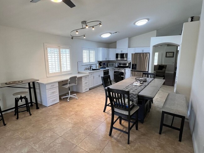 Building Photo - Cozy Fully Furnished Single Story Home