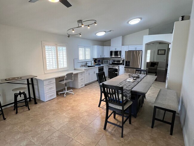 Foto del edificio - Cozy Fully Furnished Single Story Home