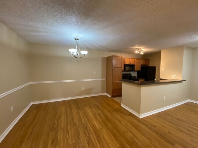 Foto del edificio - Ground Floor 1 BR + Den in Brandon with Resort Amenities
