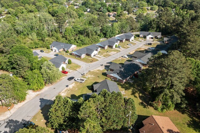 Building Photo - Townhome living close to downtown Fayettev...