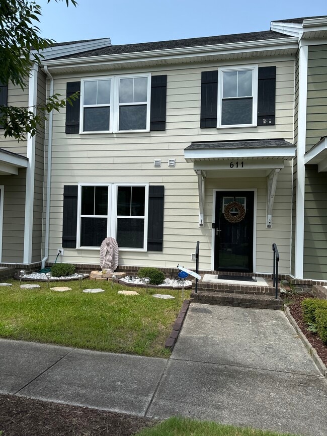 Building Photo - 611 Veery St