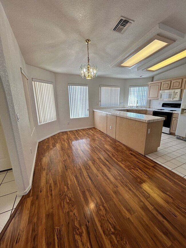 Building Photo - Unfurnished Home!
