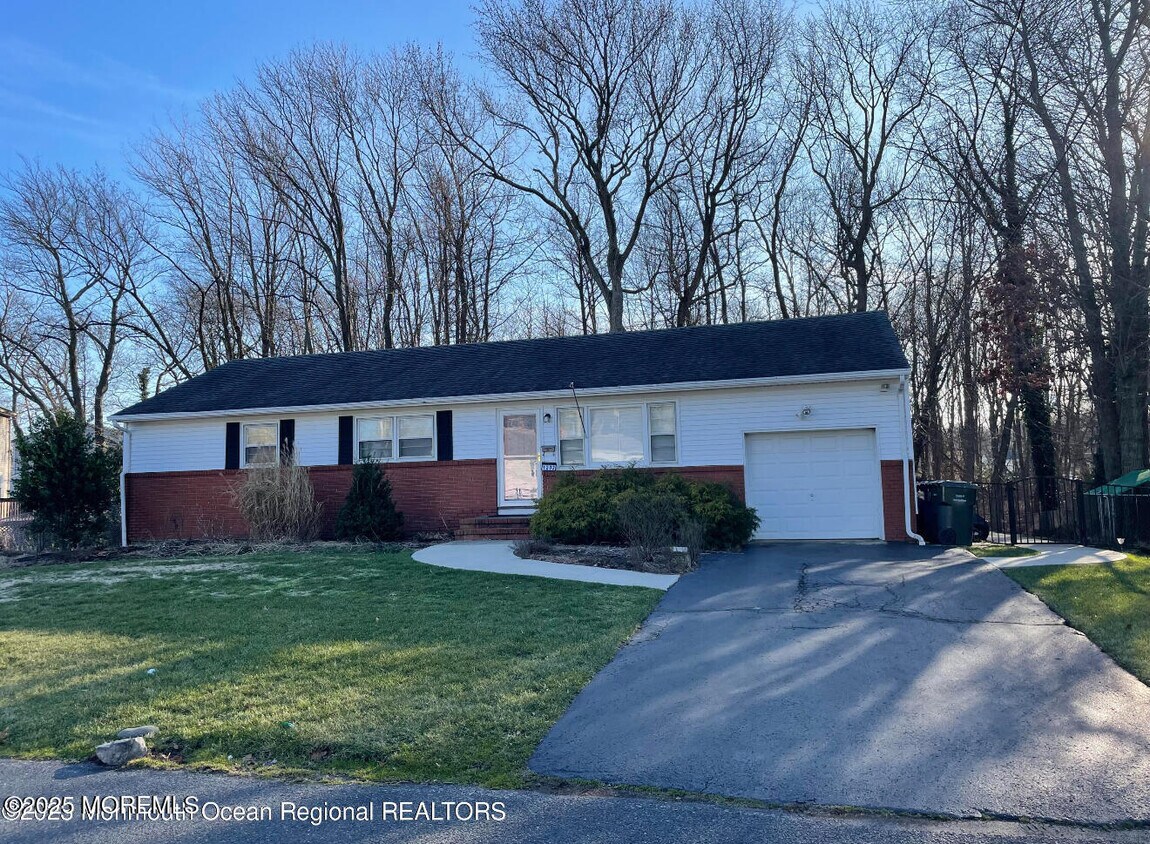 Foto principal - 1202 Lawrence Ave