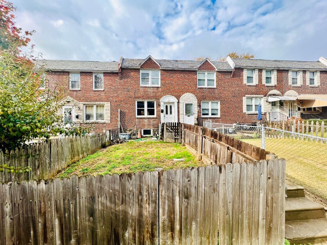 Foto principal - Brand New Three Bedroom Renovation w/ Huge...