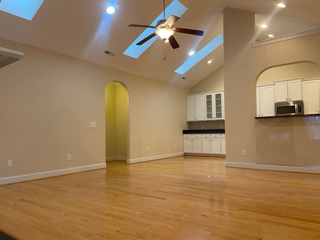 Building Photo - 3 Bedroom, 2 Bathroom Townhome in Winston-...