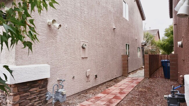 Building Photo - Beautiful townhome 3 bed 2.5 bath for rent