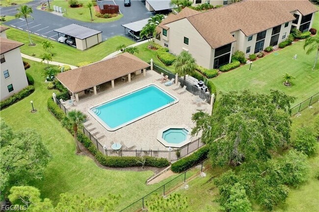 Foto del edificio - 8445 Charter Club Cir