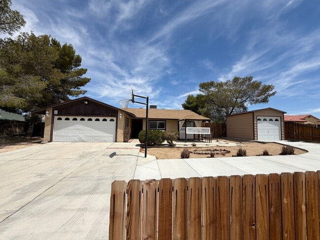 Building Photo - 3 Bedroom 2 Bathroom House with 2 Car Garage Located in Lenwood