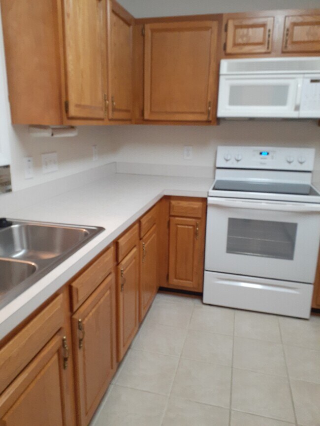 kitchen - 2806 Maple Ave