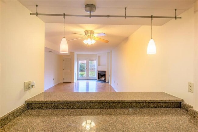 Building Photo - 348 Franklin St